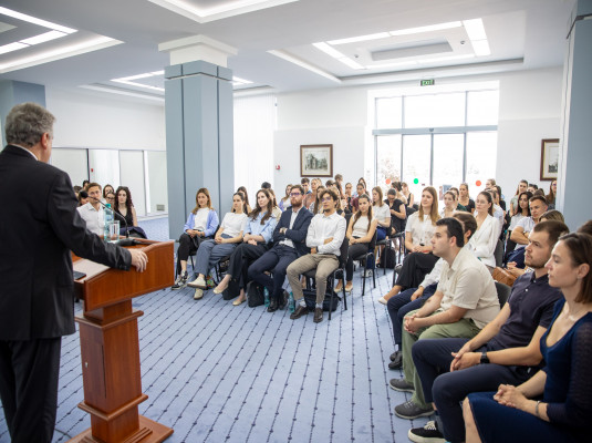 Stagiarii au purtat un dialog cu Viceprim-ministrul pentru Reintegrare, Oleg Serebrian