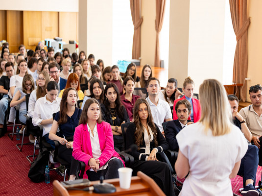 O nouă etapă de pregătire profesională axată pe două teme esențiale: actul de guvernare și energia.