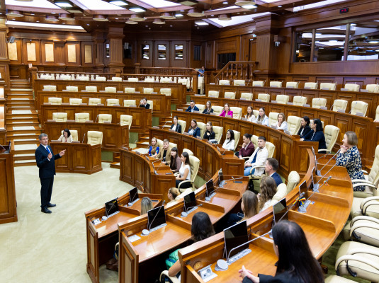 24.09.24 - Vizita stagiarilor la Parlament